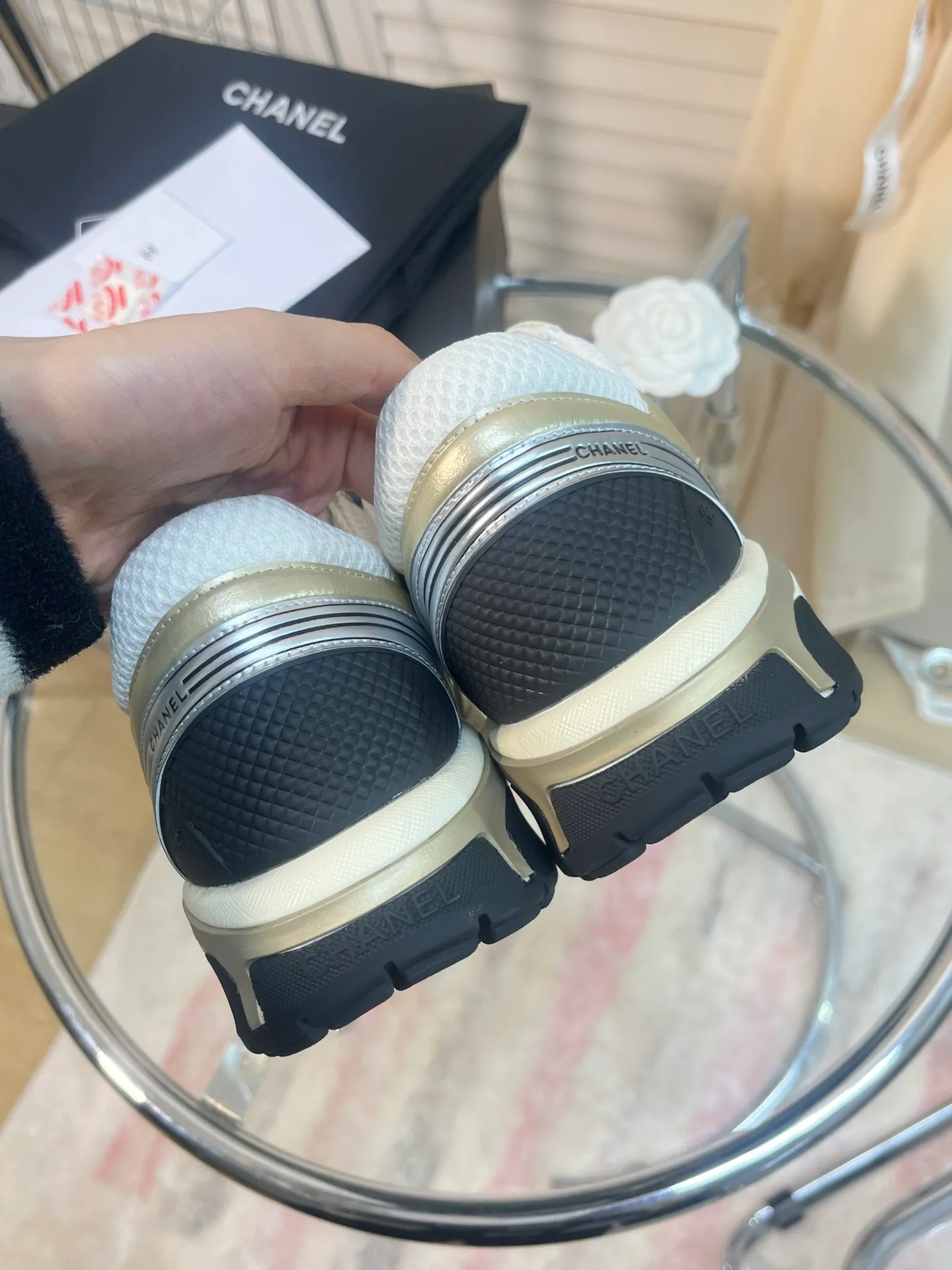 👟👟Ex-factory price 640👟👟 Men +10chanel Chanel 2023 early spring vacation series latest casual sports shoes silver white, gold white, silver gray, black and red! Incomparably beautiful and easy to wear, very light, the lining is also super soft, super comfortable, the upper is breathable, the color is high-end and durable, versatile. Upper: cowhide and cloth stitching. Lining: breathable mesh. Original foam combination outsole. Size: 35-45.